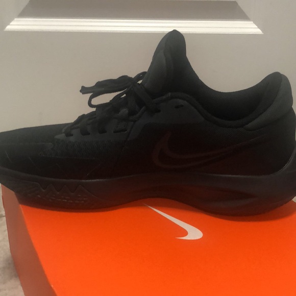 I am selling these shoes because they got small on me and I have only worn once - Picture 8 of 9